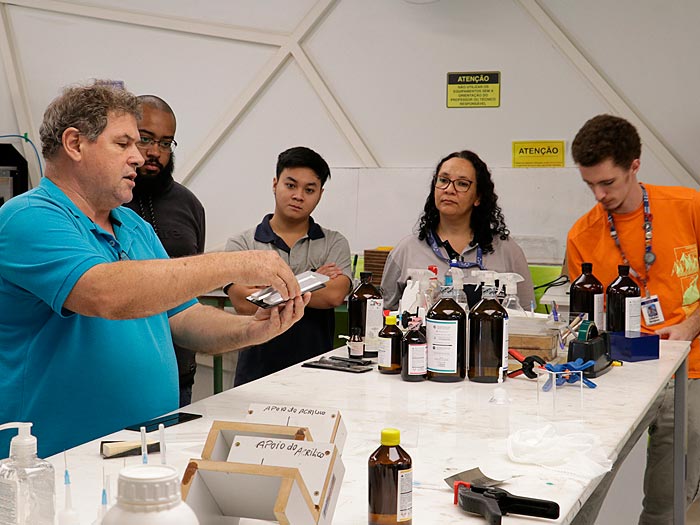 Alunos acompanhando demonstração prática